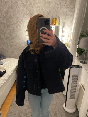 Kappa - Jättefin mörkblå kappa från LeGer! Nypris 1139 men säljer för 400 Använd men inget som syns. Kom gärna med prisförslag också🙏🏻❤️‍🔥 storlek 34!😍