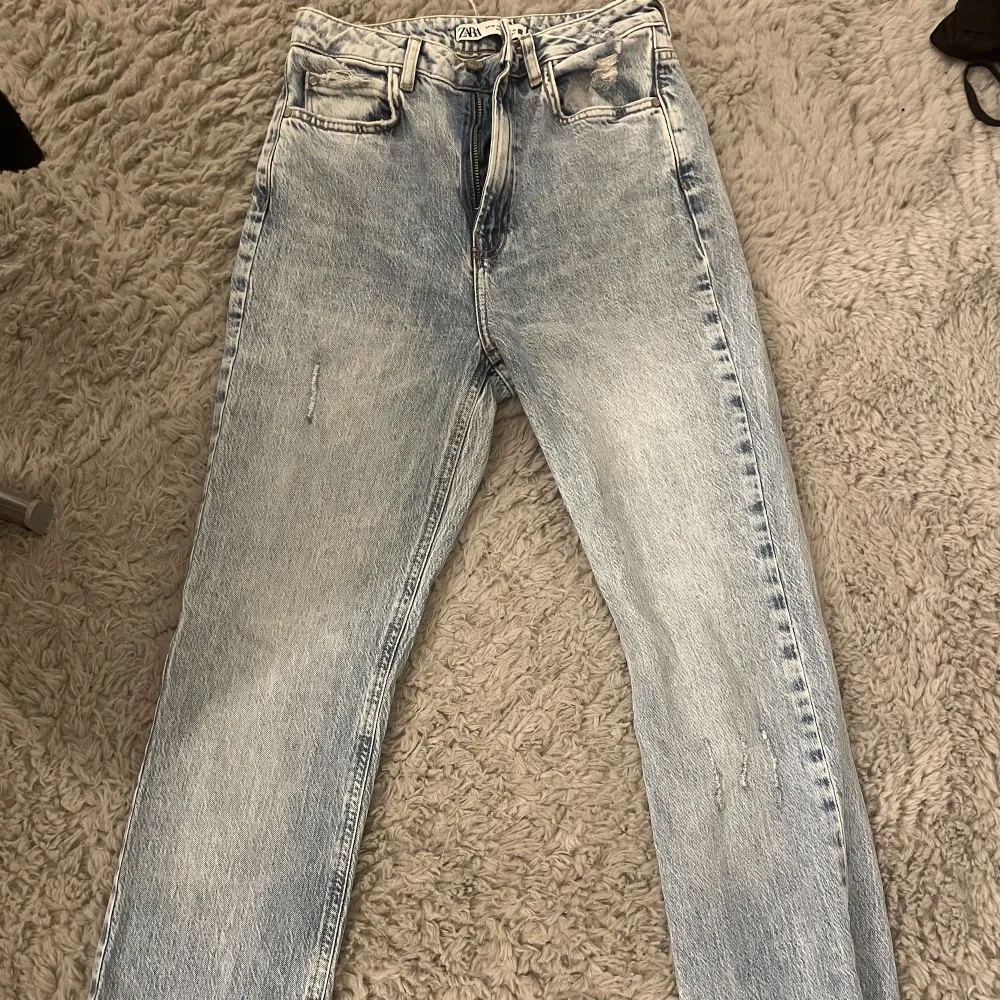 Snygga zara jeans med slits i ljus tvätt storlek 36/S. . Jeans & Byxor.