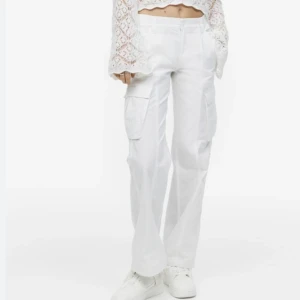 Cargo pants  - Vita cargo pants från H&M, aldrig använt. Storlek 32, 100kr + frakt 🫶