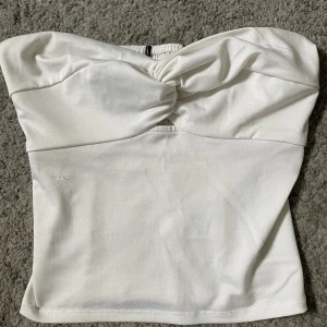 Vit topp - Säljer denna vita tubtoppen från bikbok, aldrig använd och är som ny. Tror inte den går att köpa längre.