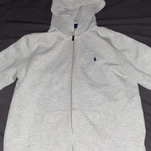 Ralph Lauren zip - Använd ett par gånger Skick: 9/10 Hör av er vid frågor!