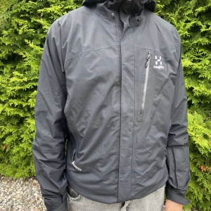 Haglöfsjacka  - Astral GTX haglöfsjacka (GORE-TEX), ny pris 4000. Säljer för att den ej kommer till användning längre 👌🏼 skick 9/10 och utan defekter. Köparen behöver inte betala för frakten ☺️