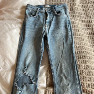Snygga bootcut jeans ❤️ - Snygga bootcut jeans med hål på ena knät riktigt snygga❤️