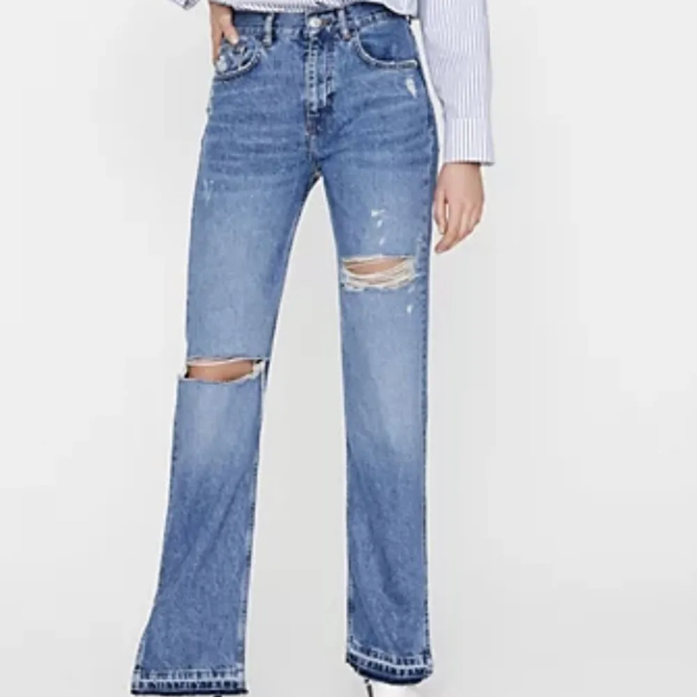 Säljer dessa snygga jeansen från pull and bear då de har blivit för små för mig🥺🥺 250kr plus frakt. Jeans & Byxor.