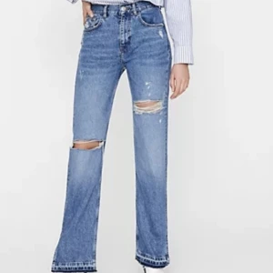 Jeans - Säljer dessa snygga jeansen från pull and bear då de har blivit för små för mig🥺🥺 250kr plus frakt