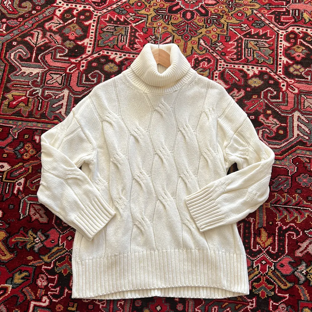Säljer finaste Massimo Dutti stickad tröjan (lite oversized) i perfekt skick !! Nypris 1800. Stickat.