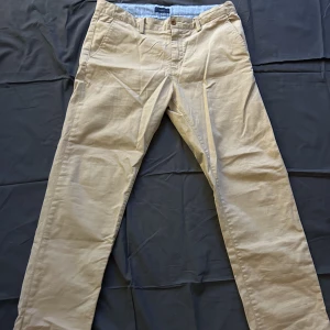 Chinos Beige - Ett par chinos som är beige typ aldrig använda sitter rakt. Skriv för fler bilder. 