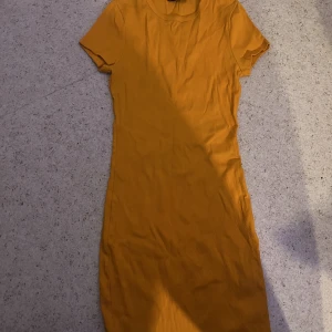Orange klänning  - Tajt orange klänning riktigt vacker!!!  Älskar denna klänning  En tyvärr för liten för mig! 