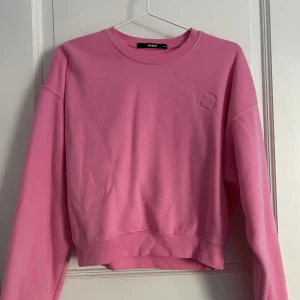 Rosa tröja - Säljer denna rosa sweatshirt i storlek XS som är köpt från Bikbok för några år sedan. Den är använd fåtal ggr och är därför i mycket fint skick. :) 