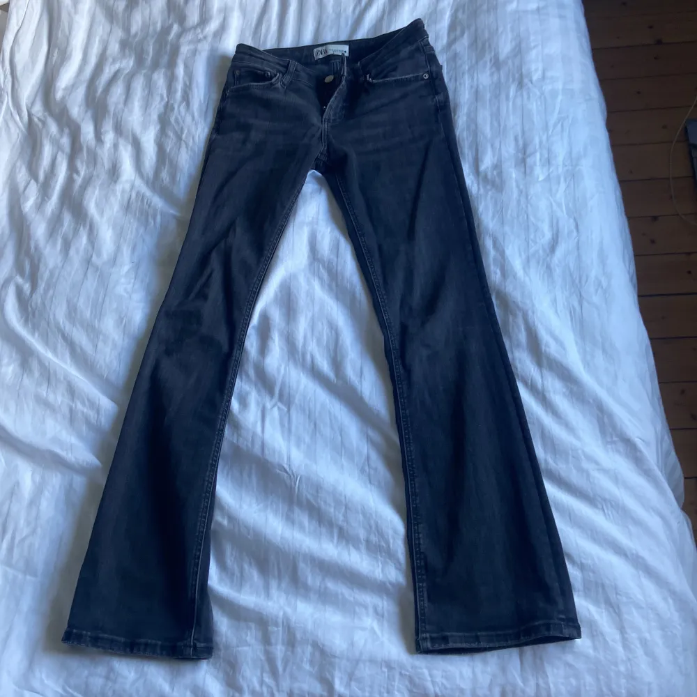 Säljer dessa gulliga låga svarta jeans då dom är för korta för mig, dom är i nyskick och ungefär ett halvår gamla💗💗. Jeans & Byxor.