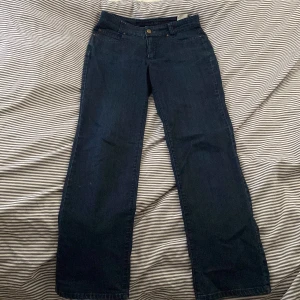 Jeans Low/Mid rise - Säljer dessa jeans då de inte kommer till användning. Finns ingen storlek på dem men skulle gissa 36-38💞