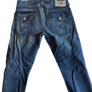 True religon jeans, storlek 34. måtten: Ytterben 110 cm, innerbenet 85 cm och midjan är 46