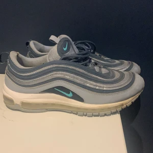 Nike air Max 97 - Hej jag säljer nu mina Nike air Max 97 som jag har valt färgerna på de själv på Nikes hemsida för ca 1 år sen. Jag har använt dem en del men de är i helt ok skick