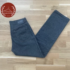 Marc O’Polo jeans  - Just nu säljer vi ett par riktigt fina Marc O’Polo jeans i färgen grå. Dessa är helt oanvända och därav är skicket 10/10