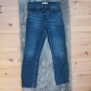 Straight leg jeans - Jeans från zara, storlek 34, säljs pga att dom är korta