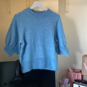 Stickad tshirt  - Säljer denna super fina stickade tröjan från vila eftersom den inte har kommit till användning💗 tröjan är använd 1 gång och har inga defekter🫶🏼 köpt för 459kr