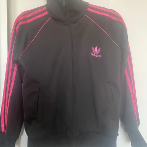 Adidas tröja - Jättebra skick köpte den för 400kr
