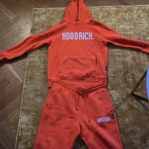 Hoodrich dress - 8/10 tröjan är M och byxorna L bra skick knappt använda 