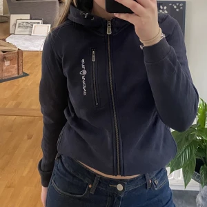 sail racing  - sail racing hoodie som endast andvänts fåtal gånger. säljer nu då den aldrig kommer till användning <3 PRIS GÅR ALLTID ATT DISKUTERA!!!!