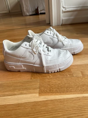 Nike air force 1 pixel - Nike air force 1 pixel. Använda fåtal gånger. Skickar fler bilder om det behövs/ni vill ha