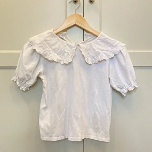Fin t-shirt  - En lite finare t-shirt från zara, sparsamt använd. Kan stryka den innan. Är i storlek 152 men passar mig som har xs-s