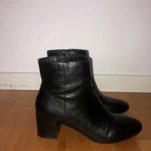 Boots - Boots/skor med klack från XIT i strl. 38. Sparsamt använda men några märken finns på klackens insida. 