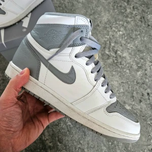 Air Jordan 1 High - Strl 42 - Nike Air Jordan 1 High OG - Stealth.  Använda, men mycket bra skick. Lite creasing, och skulle behöva en tvätt.  Storlek 42, US 8.5.