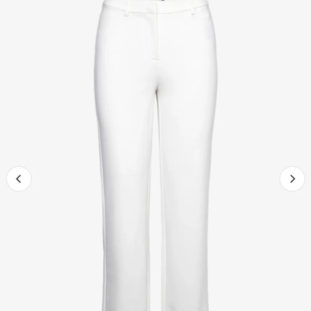Jätte fina vita kostymbyxor. Inte använda alls så i väldigt bra skick. Köpte dem för 500. Jeans & Byxor.