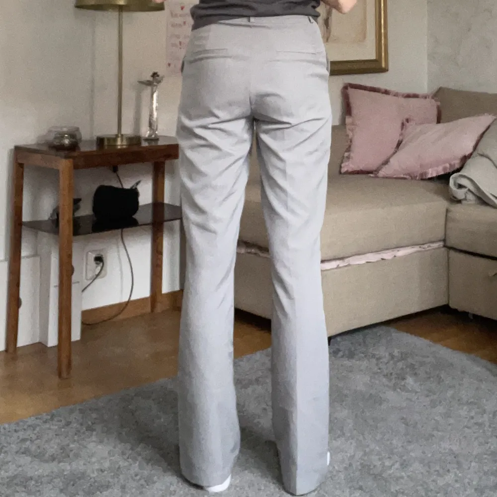 Säljer nu mina fina gråa kostymbyxor för att de är för stora på mig. Använda fåtal gånger och inga defekter. Köpte för 399kr. Köparen står för frakten! Skriv om frågor💓💓. Jeans & Byxor.