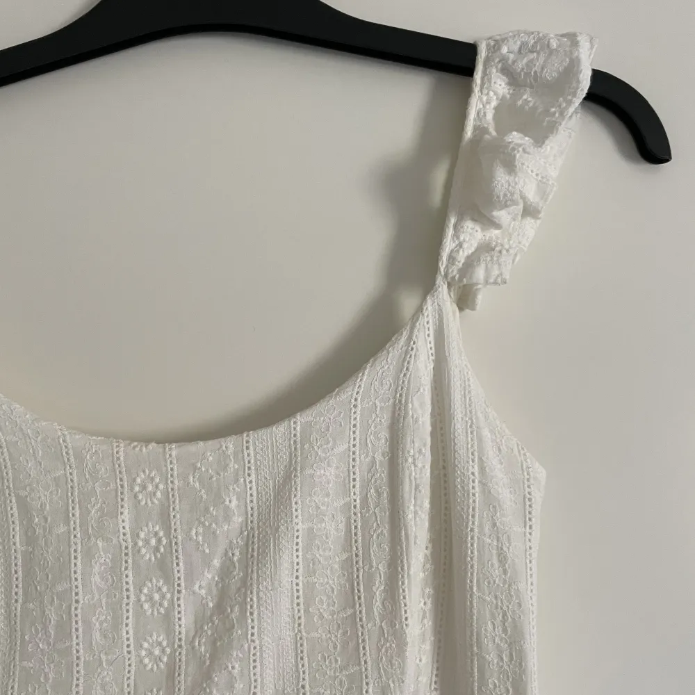 En vit klänning från NA-KD, som är kort och inte mycket använd. . Klänningar.