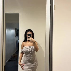 klänning - säljer denna eleganta klänningen då den ej kommer till användning mer, prislapp är kvar. köpte för ca 900kr  tar endast swish och kan mötas upp i stockholm, köparen står för frakt💞