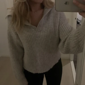 Stickad tröja  - Stickad tröja från Gina, bra skick! Köptes för 349 och säljer för 199☺️Skriv om ni har frågor eller funderingar!