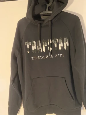 Trapstar tracksuit  - Fick den även som present, inte min stil storlek L den sitter bra på L samt M den är skön dock inte min stil 