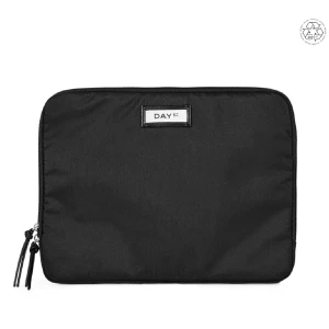 Day et Svart Datorfodral  - En svart datorväska från svenska märket DAY ET som får plats med de allra flesta laptops och passar till allting🌸i fint skick! Kan frakta eller mötas vid Östra Station/centrala Sthlm☺️
