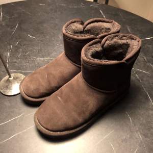 Ett par uggs liknande skor i en snygg brun färg köpt förra vintern. Bra skick då de endast används nån månad förra vintern. Nypris 750. Tål snö och slask bra.