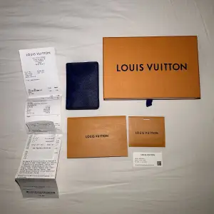 Plånbkoken är som ni ser på kvittot köpt på Louis Vuitton butiken på Birger Jarlsgatan 5A 111 45 i Stockholm Sverige. Skriv till mig vid intresse om fler bilder eller liknande. Priset kan diskuteras med allvarliga köpare. 