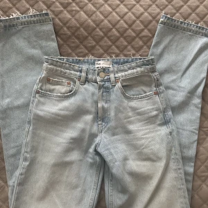 Mid-waist jeans - Säljer nu mina mid-waist jeans ifrån Zara. De är i superbra skick. De är uppsprättade längst ned!
