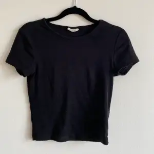Säljer två T-shirtar från Gina Tricot! Svart & vit🤍 50kr/st