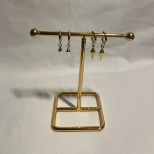 StilSthlm  - Jättefina örhängen! Finns i silver & guld. Köp för 99kr/st Eller 179kr/paret. Modell 107. Smyckeställningen finns även att köpa för 299kr! 