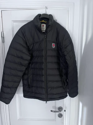 Dunjacka fjällräven - Säljer min fjällräven jacka, strl M i jättefint skick. Använd ett fåtal gånger.