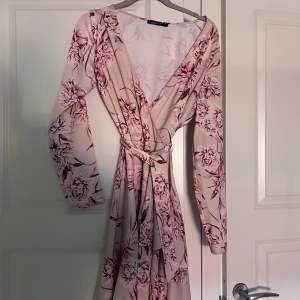 Super fin blommig klänning som är köpt från Gina Tricot. Storlek 38a men passar även som en 36a. 