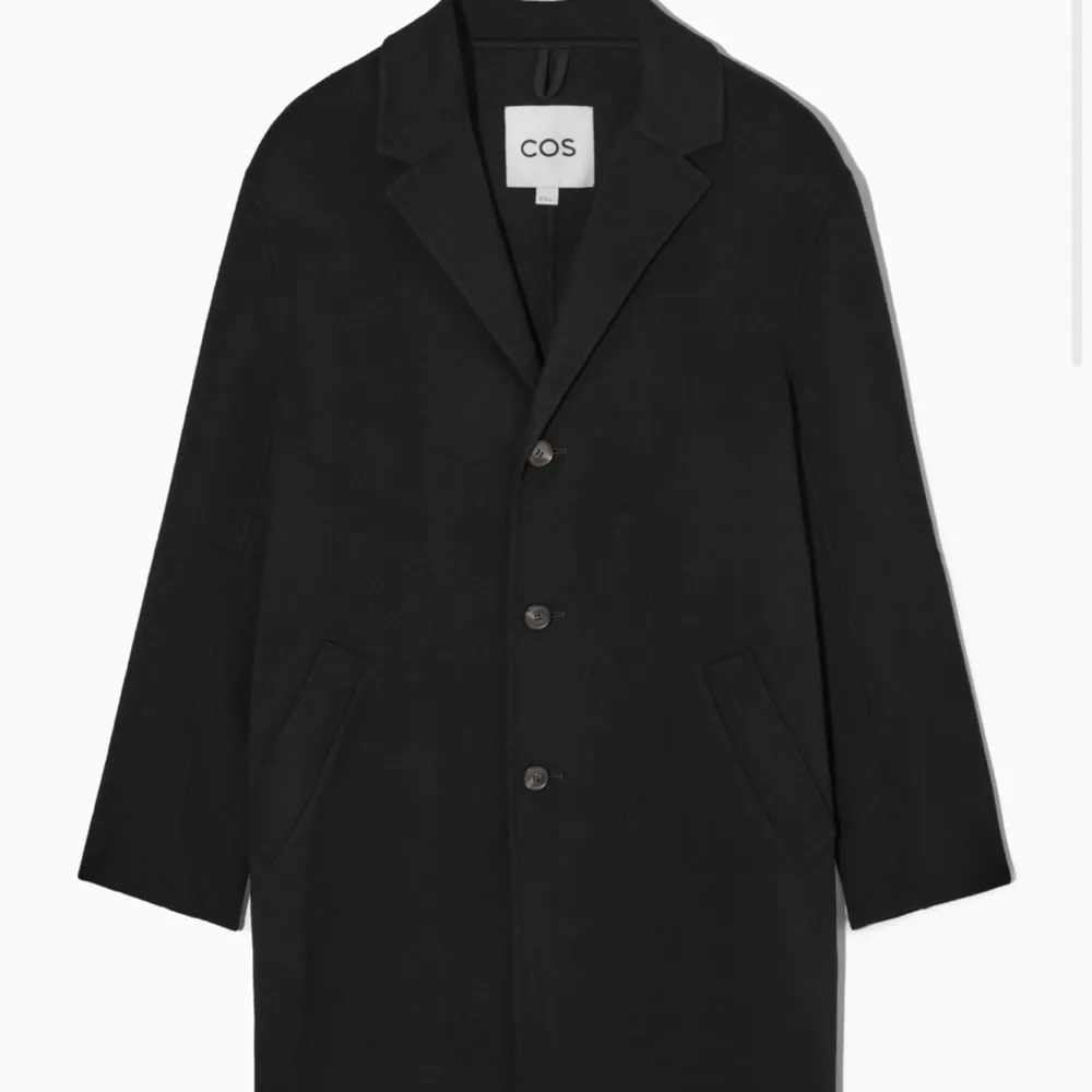 Black wool coat från cos herr. Knälång på mig som e 183. tunn och bra kvalitet. . Jackor.