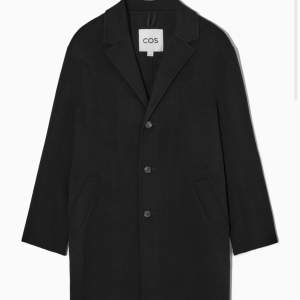Black wool coat från cos herr. Knälång på mig som e 183. tunn och bra kvalitet. 