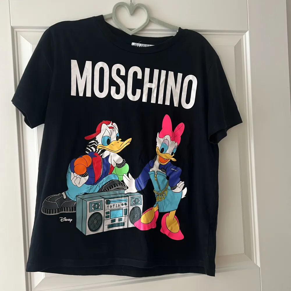 Jätte snygg t-shirt från Moschino H&M, bra skick använt fåtals gånger. . T-shirts.