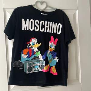 Jätte snygg t-shirt från Moschino H&M, bra skick använt fåtals gånger. 