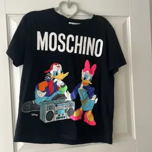 Jätte snygg t-shirt från Moschino H&M, bra skick använt fåtals gånger. 
