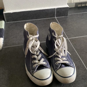 Converse skor - Jättefina blå converse. Har inte använts mycket. Säljer dem eftersom de inte passar.