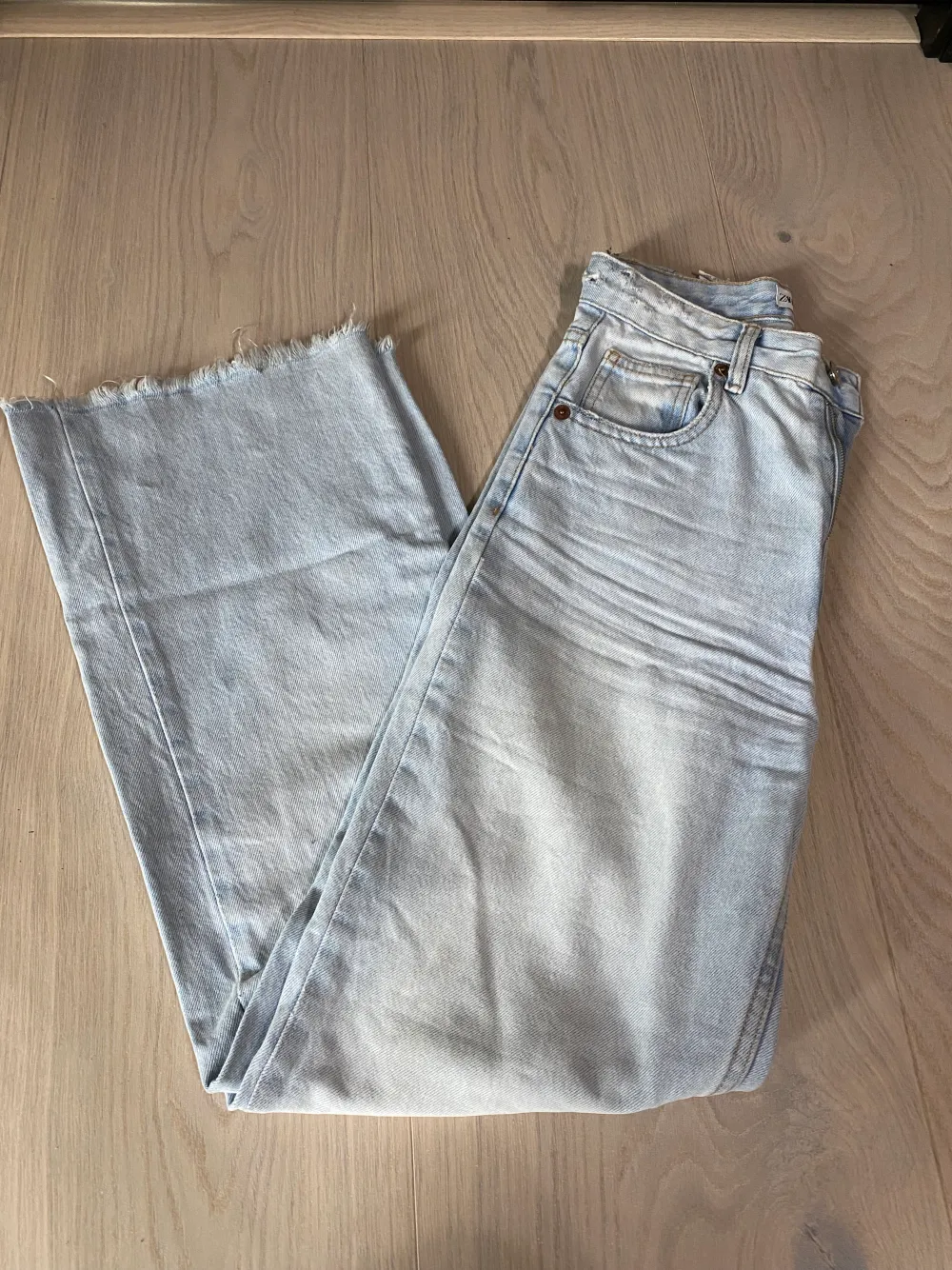 Ljusblåa jeans från zara i storlek 34. Klippta i benen så de passar någon som är runt 160. 100kr. Jeans & Byxor.