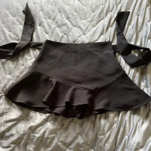 Svart kjol - Svart zara kjol med shorts under