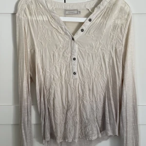 CREAM långärmad tröja - En långärmad tröja från cream i storlek XL, men sitter fint på M. Tröjan är beige, men fadeas ut lite mörkare till slutet. hör av dig för fler bilder eller funderingar🫶🏻